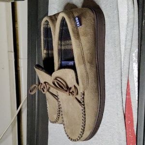 Izod men's size large 9.5 - 10.5 slippers